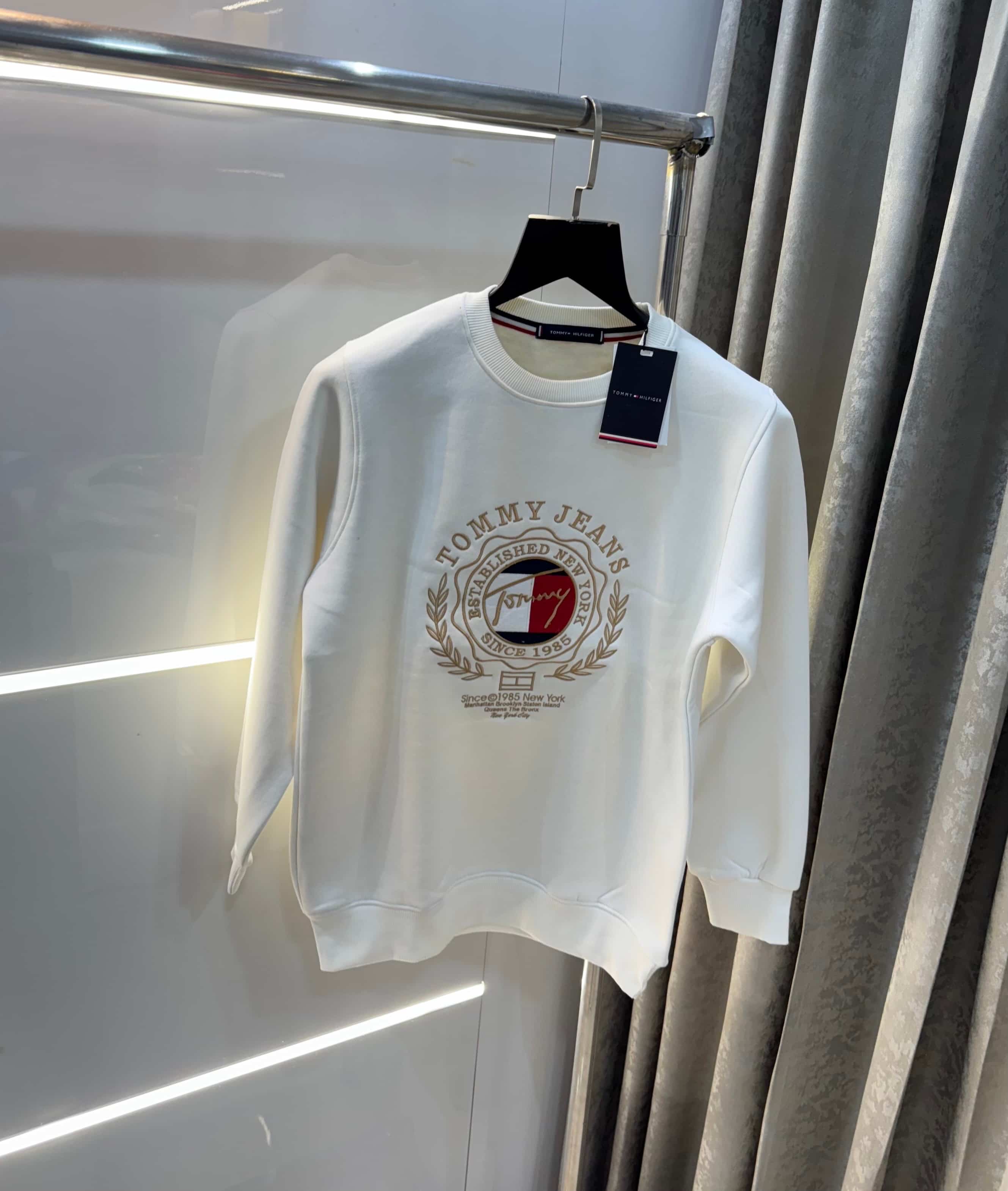 Tomm y Hilfiger White Embroidery Logo Premium Sweatshirt