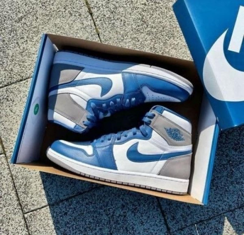 Nik e Air Jordan Retro 1 High True