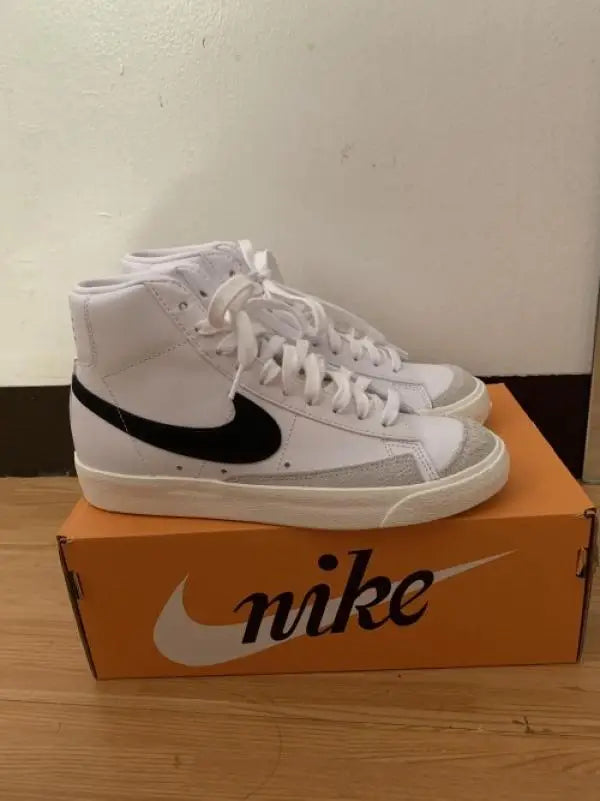 Nik_e Mid Blazer 77 Vintage White Black
