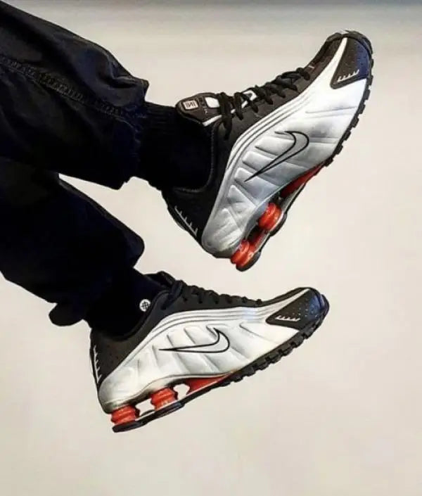 Nik_e Shox R4 Black Metallic Silver