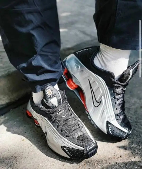 Nik_e Shox R4 Black Metallic Silver