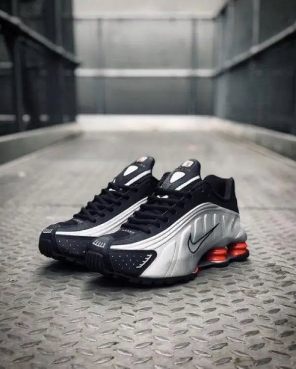 Nik_e Shox R4 Black Metallic Silver