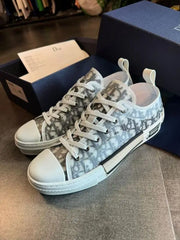 Dio_r B23 Oblique Low Top Sneaker white black canvas with Accessories