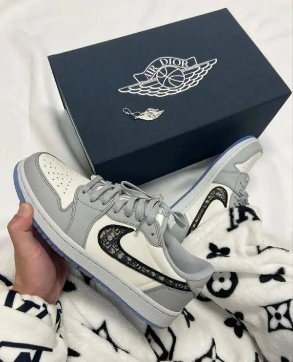Nik_e Jordan 1 Low Dioorr with keychain Semi UA