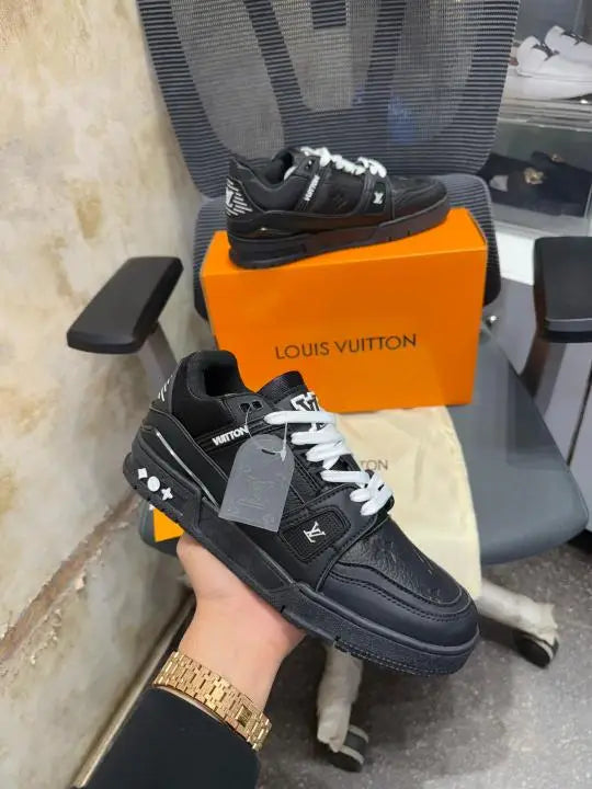 Loui_s vuitton trainer black embossed monogram With Accessories