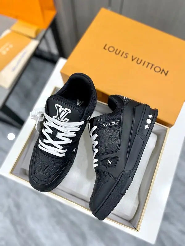 Loui_s vuitton trainer black embossed monogram With Accessories