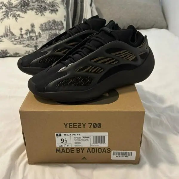 Adida_s Yeezy 700 V3 Alvah Glow in Dark
