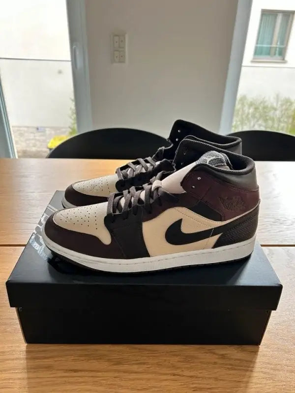 Nik_e Air Jordan 1 Mid SE Paris YMCA