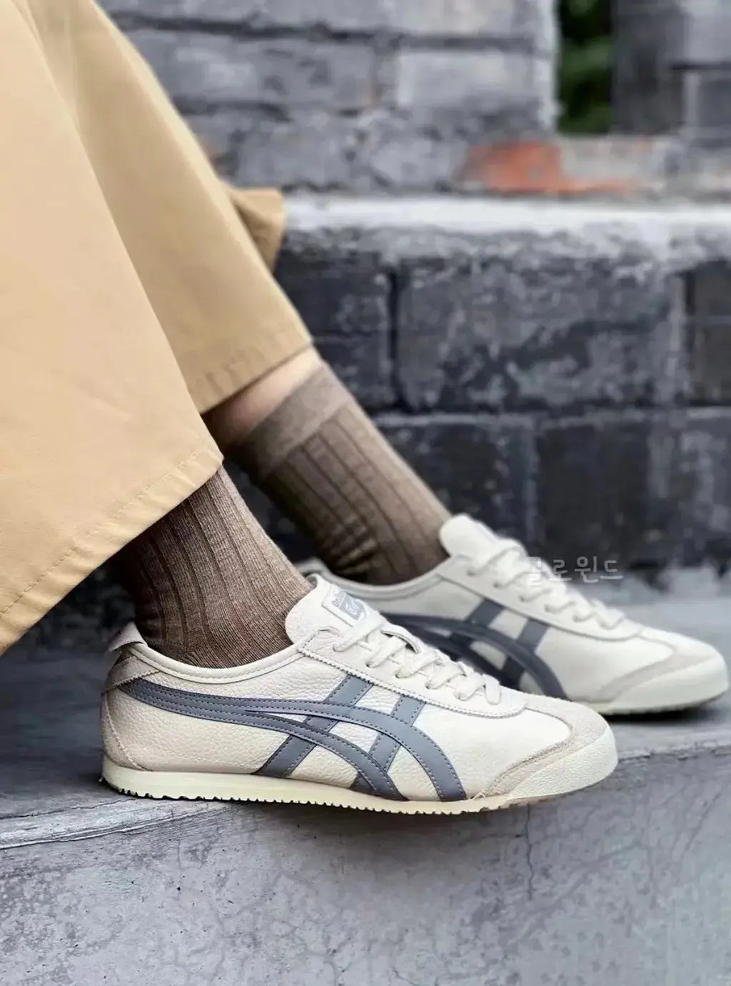 ONITSUKA TIGER MEXICO 66 GREY (WITH PATOU KEYCHAIN AND 3 EXTRA LACES)