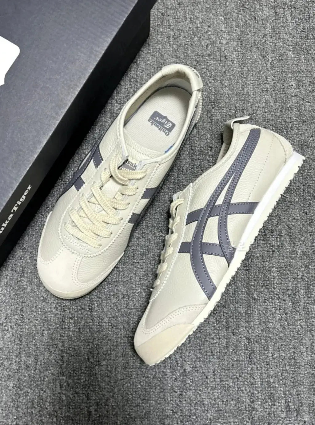 ONITSUKA TIGER MEXICO 66 GREY (WITH PATOU KEYCHAIN AND 3 EXTRA LACES)