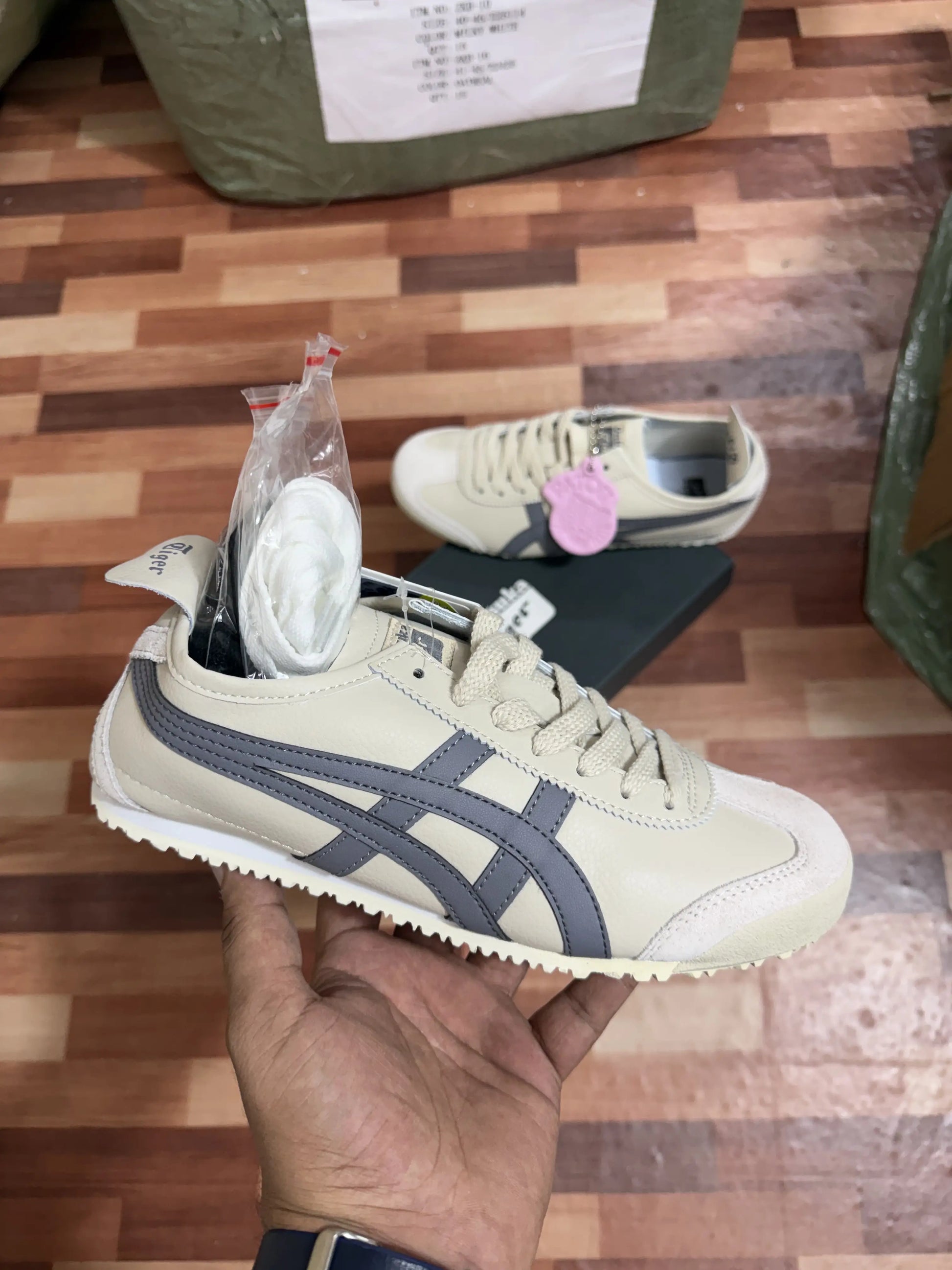 ONITSUKA TIGER MEXICO 66 GREY (WITH PATOU KEYCHAIN AND 3 EXTRA LACES)