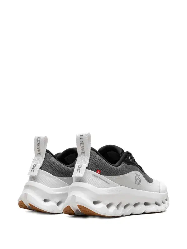 ON RUNNING CLOUDTILT WHITE/BLACK