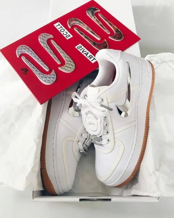 Nik e Air Force 1 Low X Travis Scott Sail With Accessories