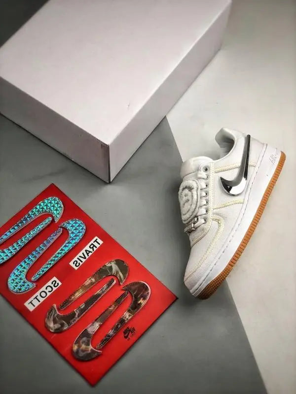 Nik e Air Force 1 Low X Travis Scott Sail With Accessories