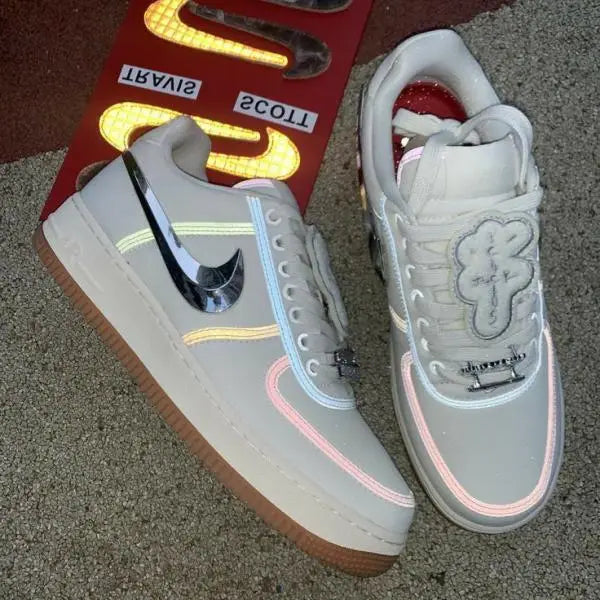 Nik e Air Force 1 Low X Travis Scott Sail With Accessories