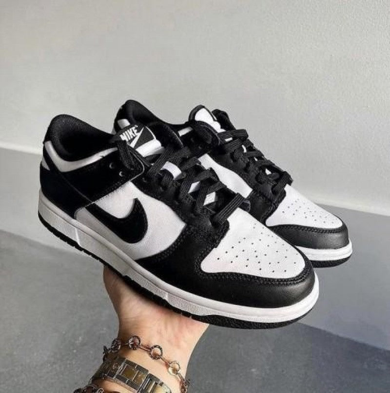 SB DUNK LOW PANDA WITH EXTRA LACES