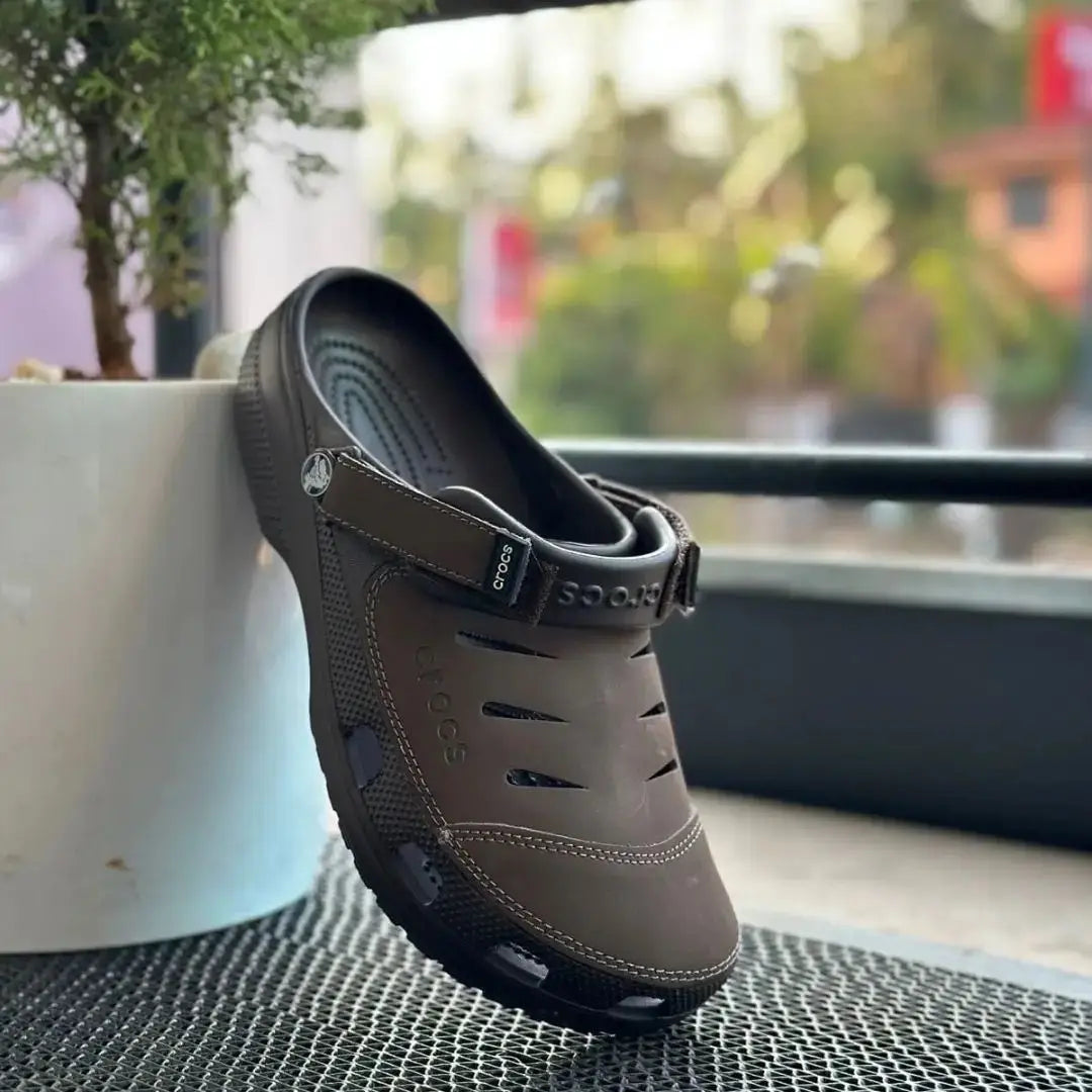 Crocs_Yukon Vista Dark Brown Clogs