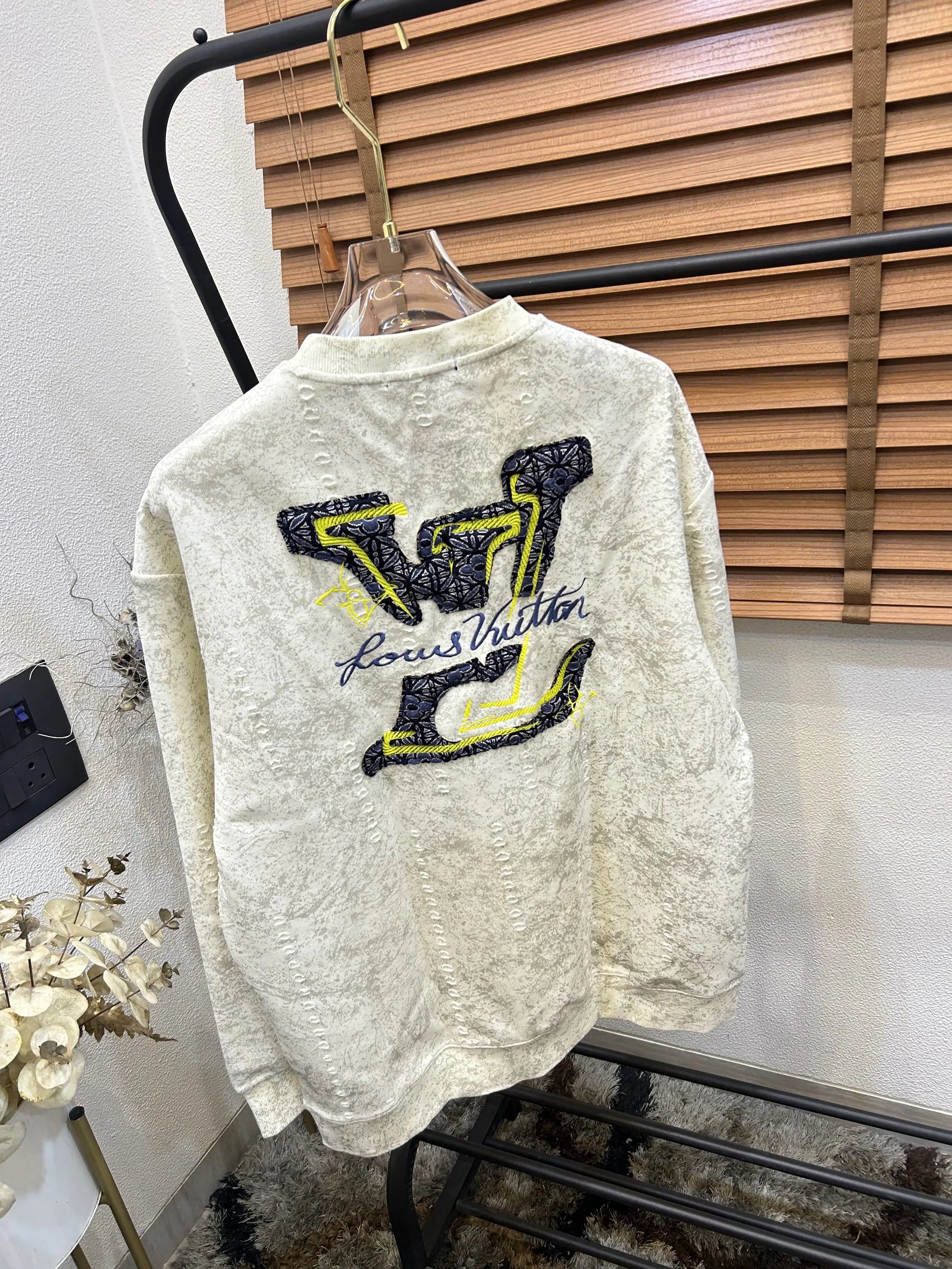 Loui_s Vuitton Puff Embroidery Printed Imported Exclusive Sweatshirt (DN 105)