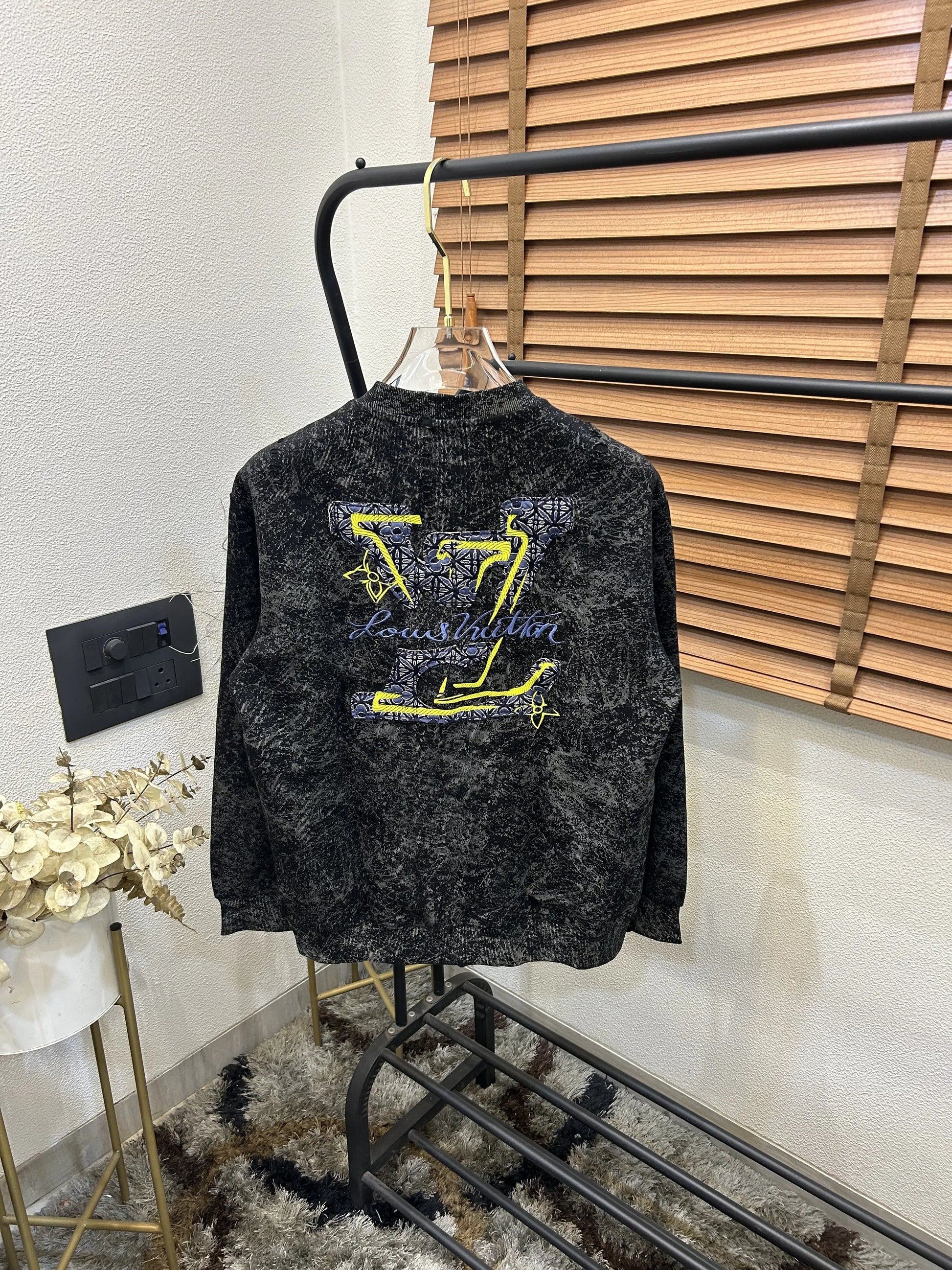 Loui_s Vuitton Puff Embroidery Printed Imported Exclusive Sweatshirt (DN 105)