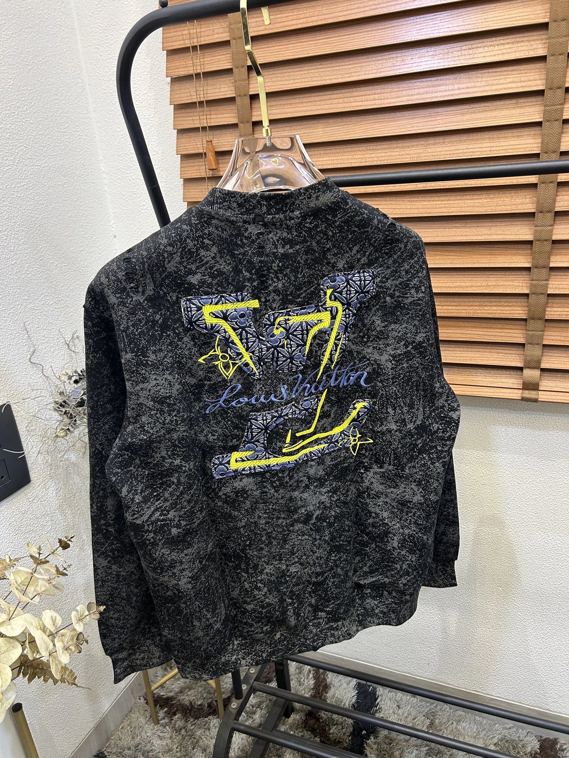 Loui_s Vuitton Puff Embroidery Printed Imported Exclusive Sweatshirt (DN 105)