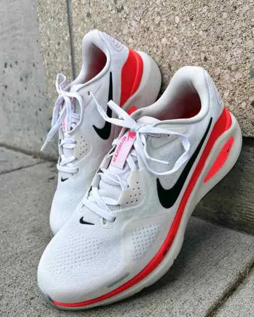 Nikee Running Structure 26 trainers White orange