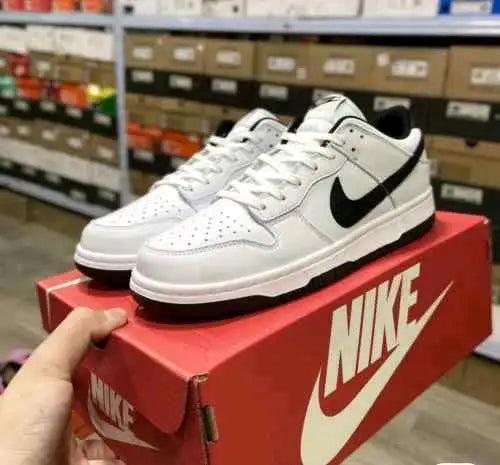 nikee dunk low white black