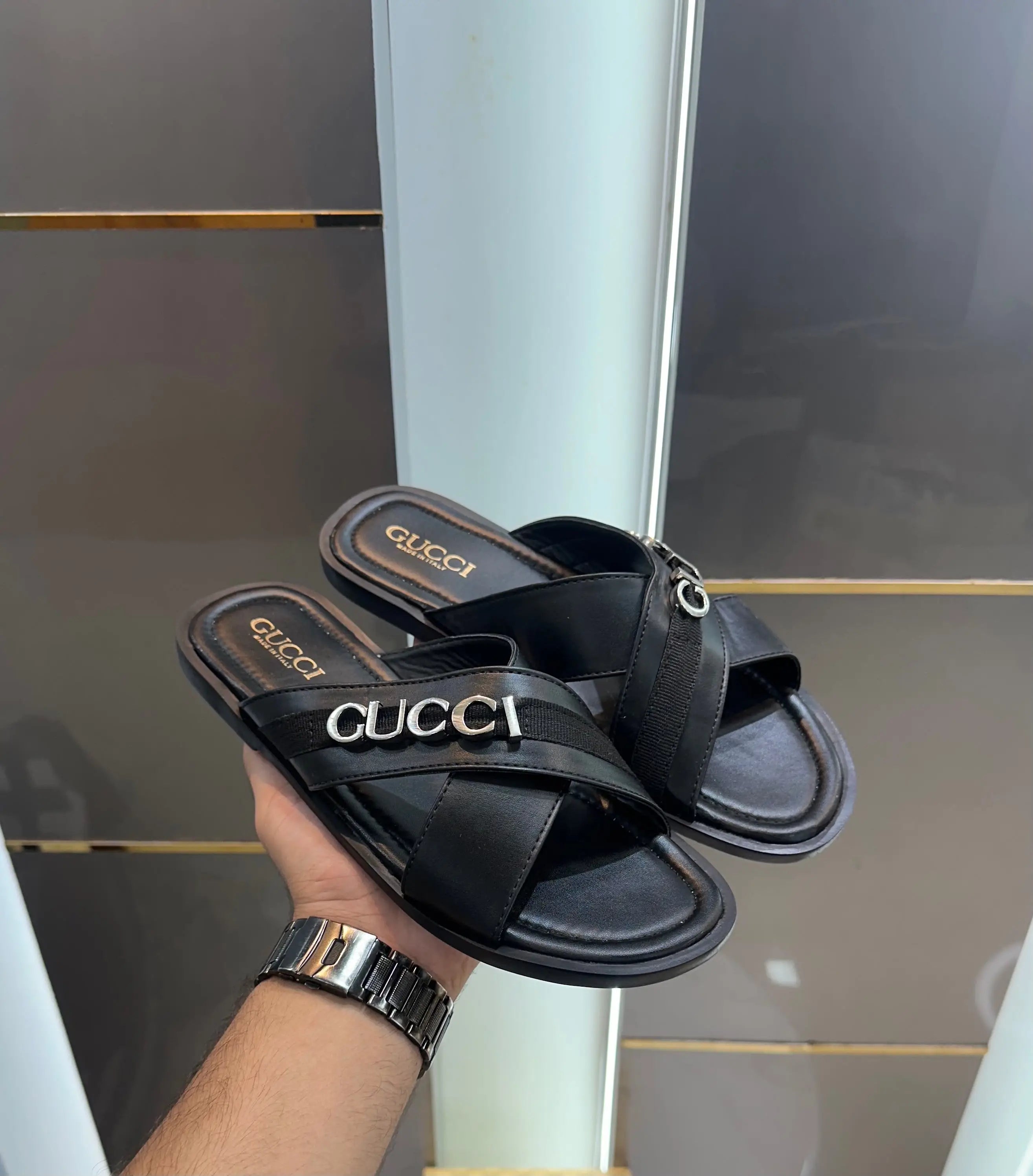 Gucci_Cross Metal Logo Premium Slids