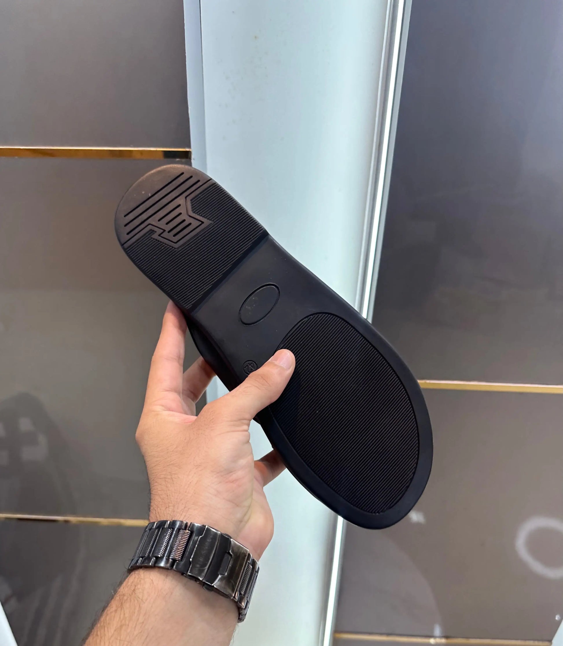 Gucci_Cross Metal Logo Premium Slids